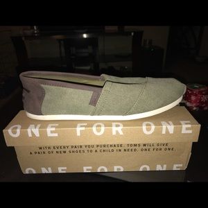 Olive washed men’s toms